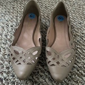 Restricted beige pointed toe flats
